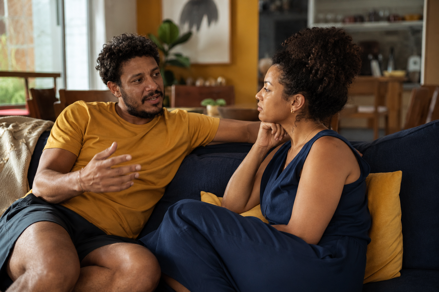 Casal adulto conversando com presença em casa